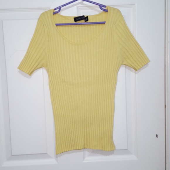 (3 FOR $20) Yellow t-shirt. Girls/Womens. - Picture 2 of 3